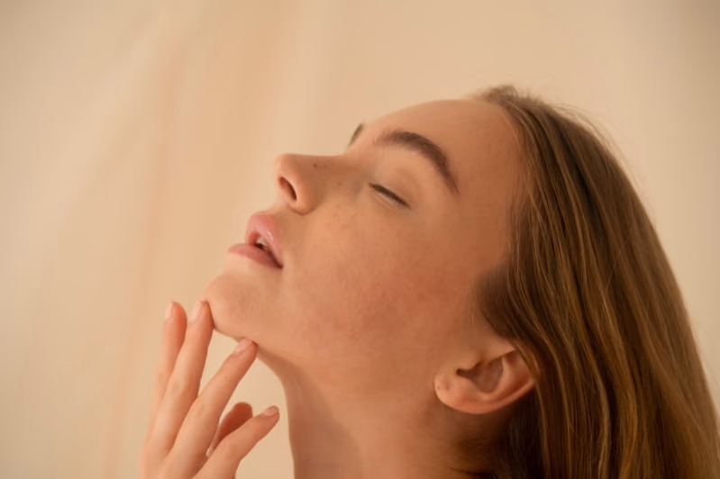 Abstract gold line illustration evoking the jawline for the jawline filler page