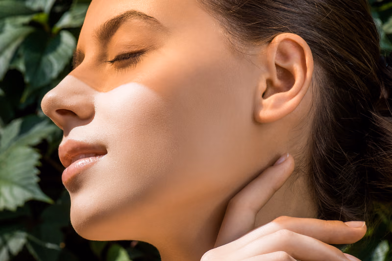 Otoplasti sayfası için kulak kıvrımlarını çağrıştıran altın çizgili soyut görsel