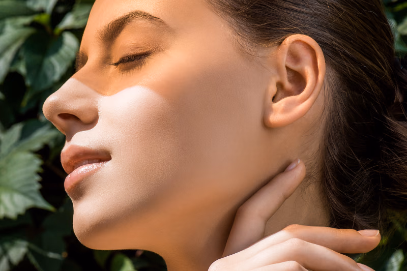 Otoplasti sayfası için kulak kıvrımlarını çağrıştıran altın çizgili soyut görsel