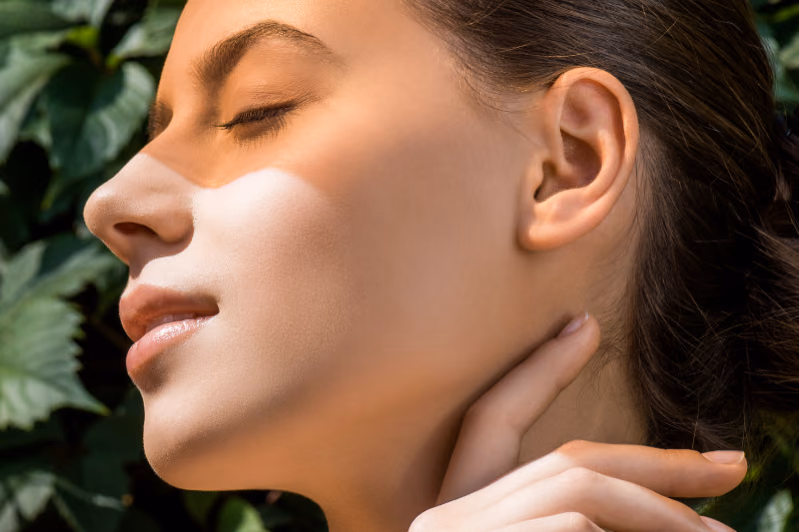 Abstract gold line illustration evoking the folds of the ear for the otoplasty page