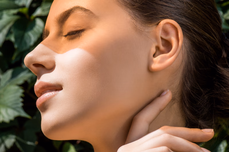 Abstract gold line illustration evoking the folds of the ear for the otoplasty page